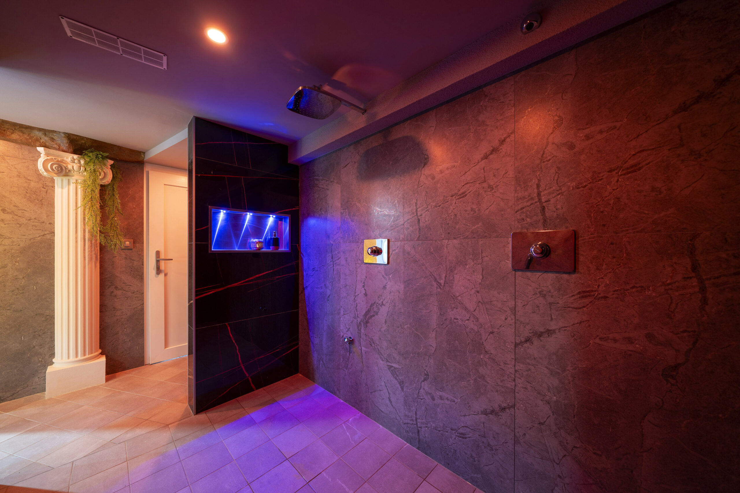 Espace douches de Dune Spa avec éclairage d’ambiance