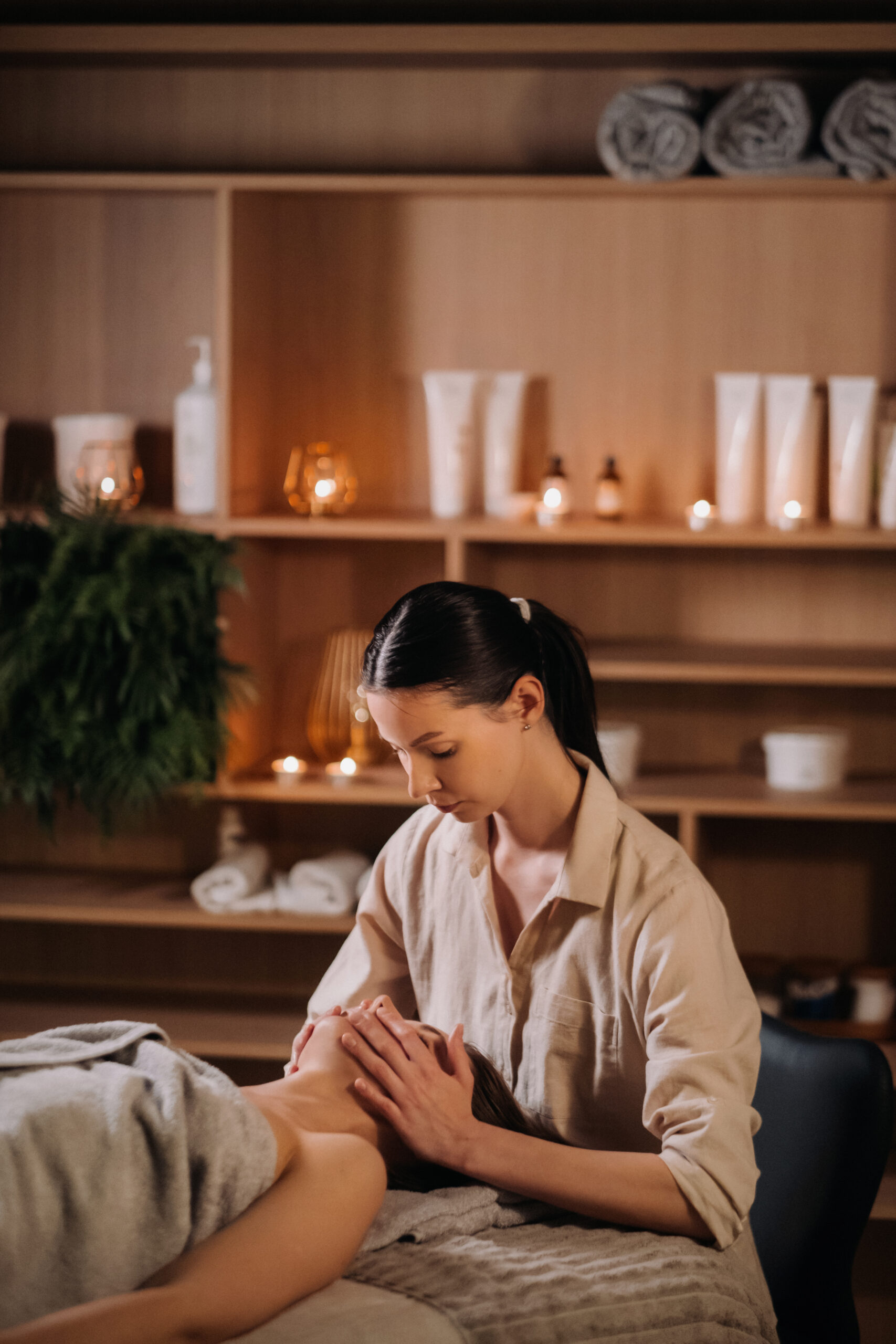 Praticienne préparant un soin de massage
