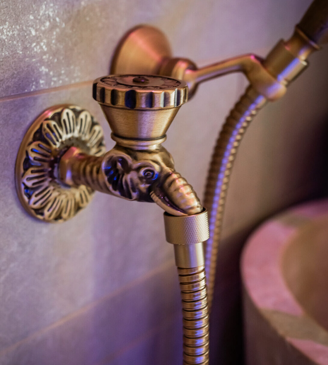 Robinet en laiton de style oriental dans le hammam privatif de Dune Spa