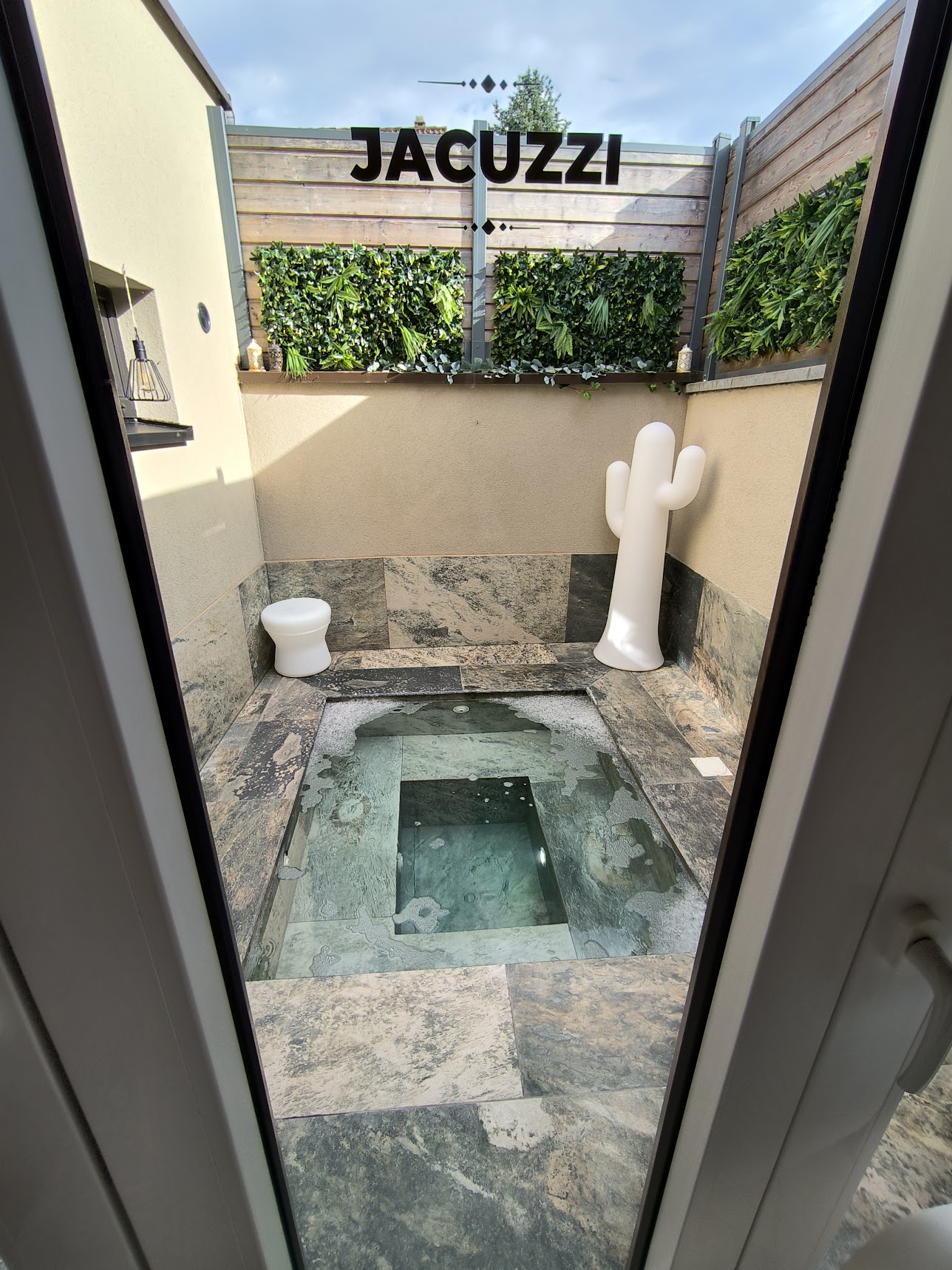 Jacuzzi extérieur de Dune Spa dans une cour privée