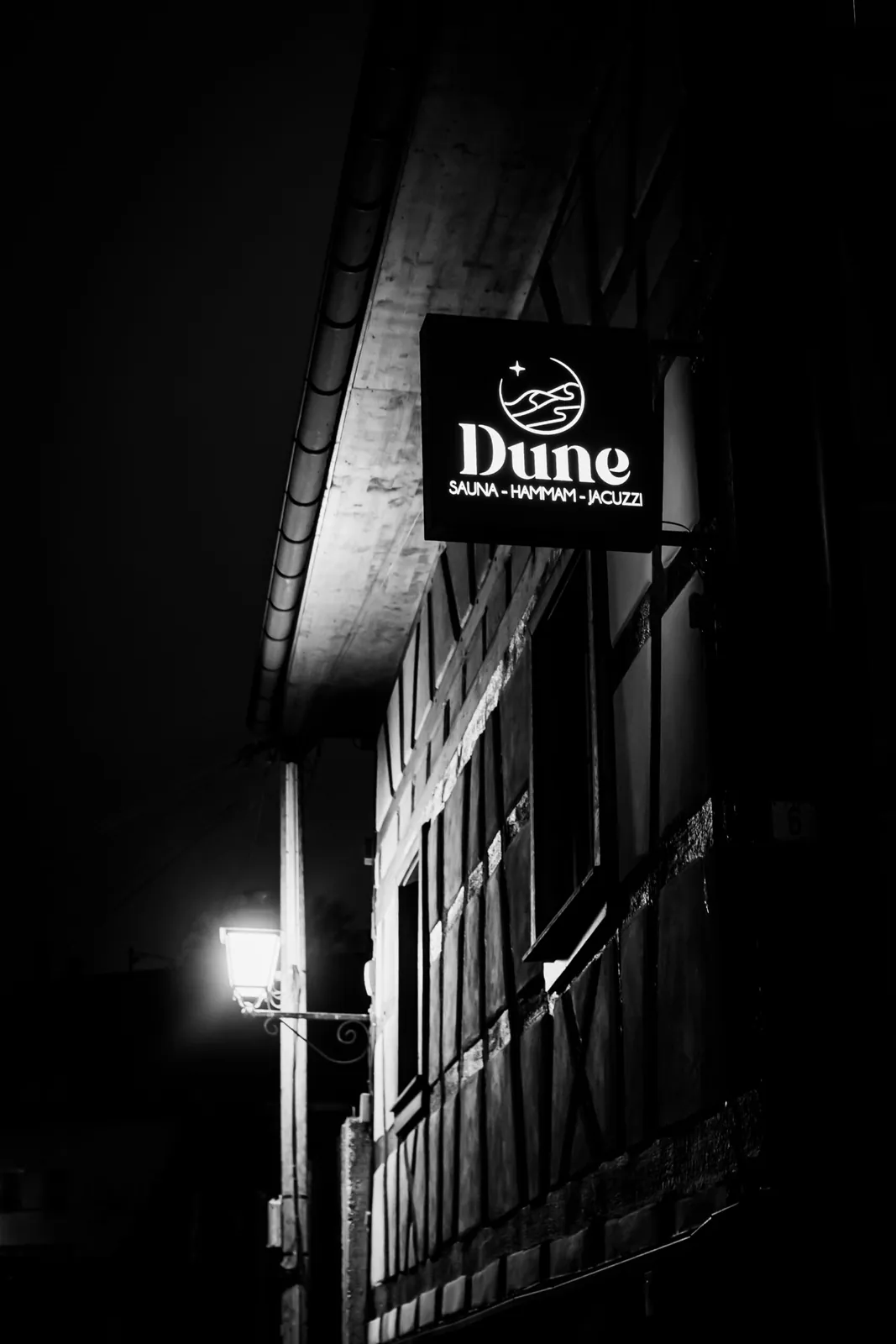 Enseigne Dune Spa – sauna, hammam, jacuzzi – éclairée la nuit