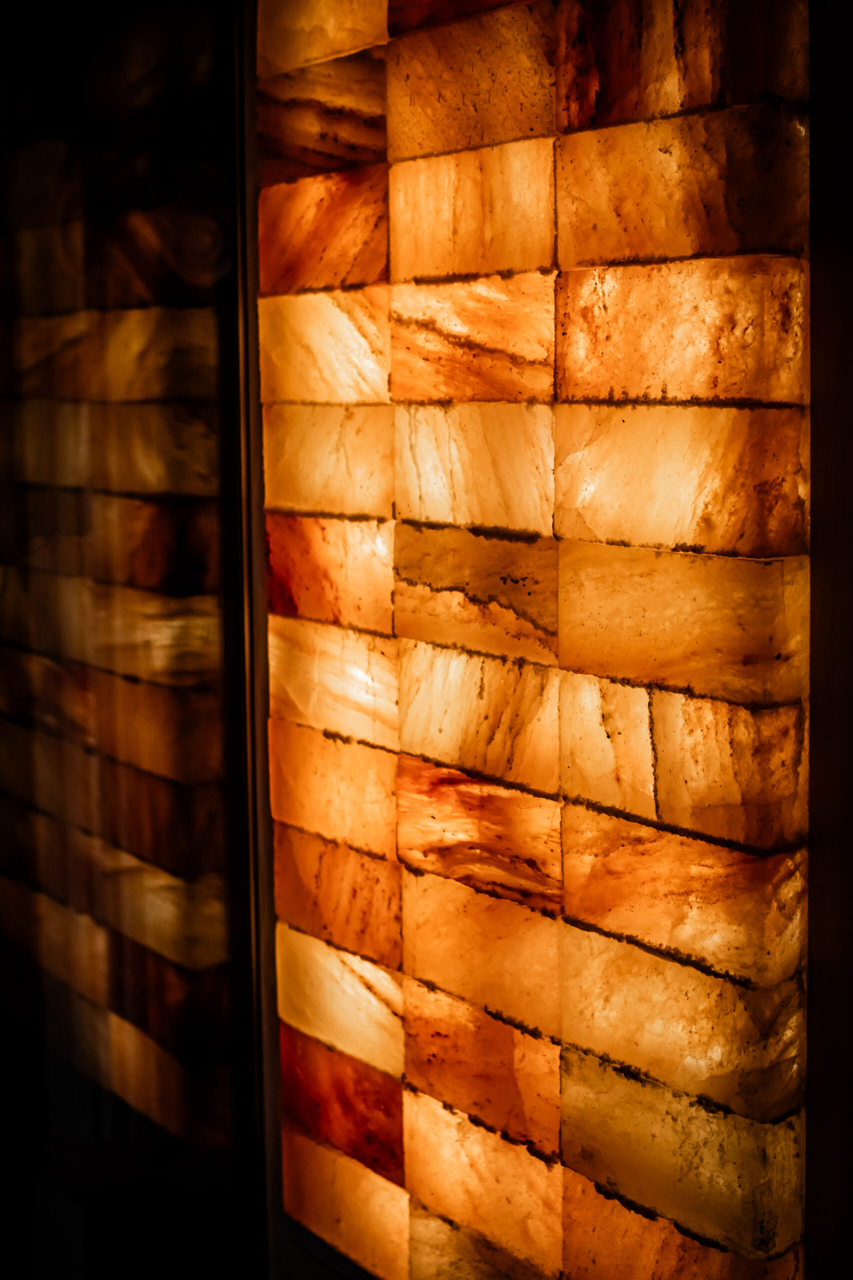 Mur de sel rétroéclairé du sauna de Dune Spa