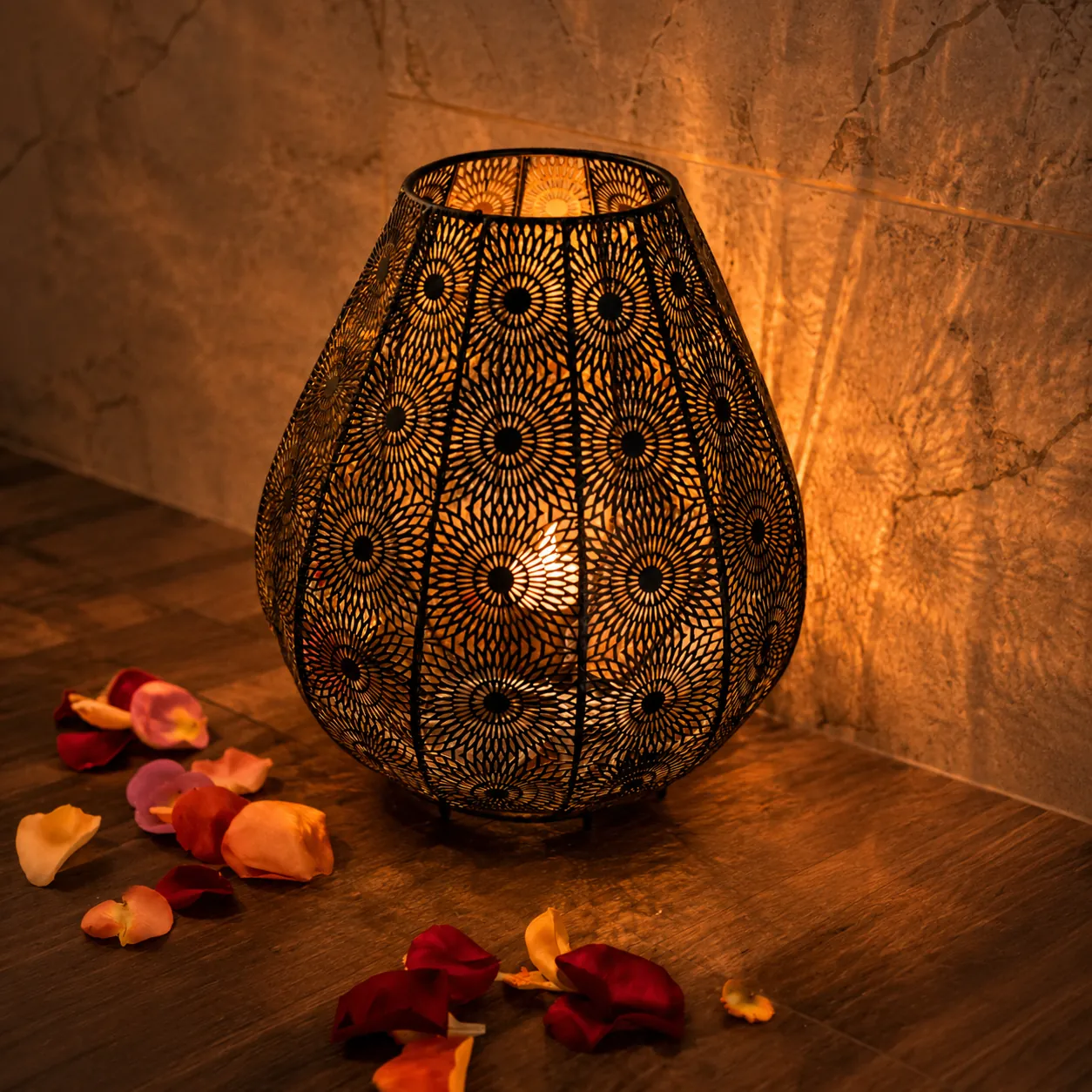 Lanterne orientale allumée et pétales de rose posés au sol