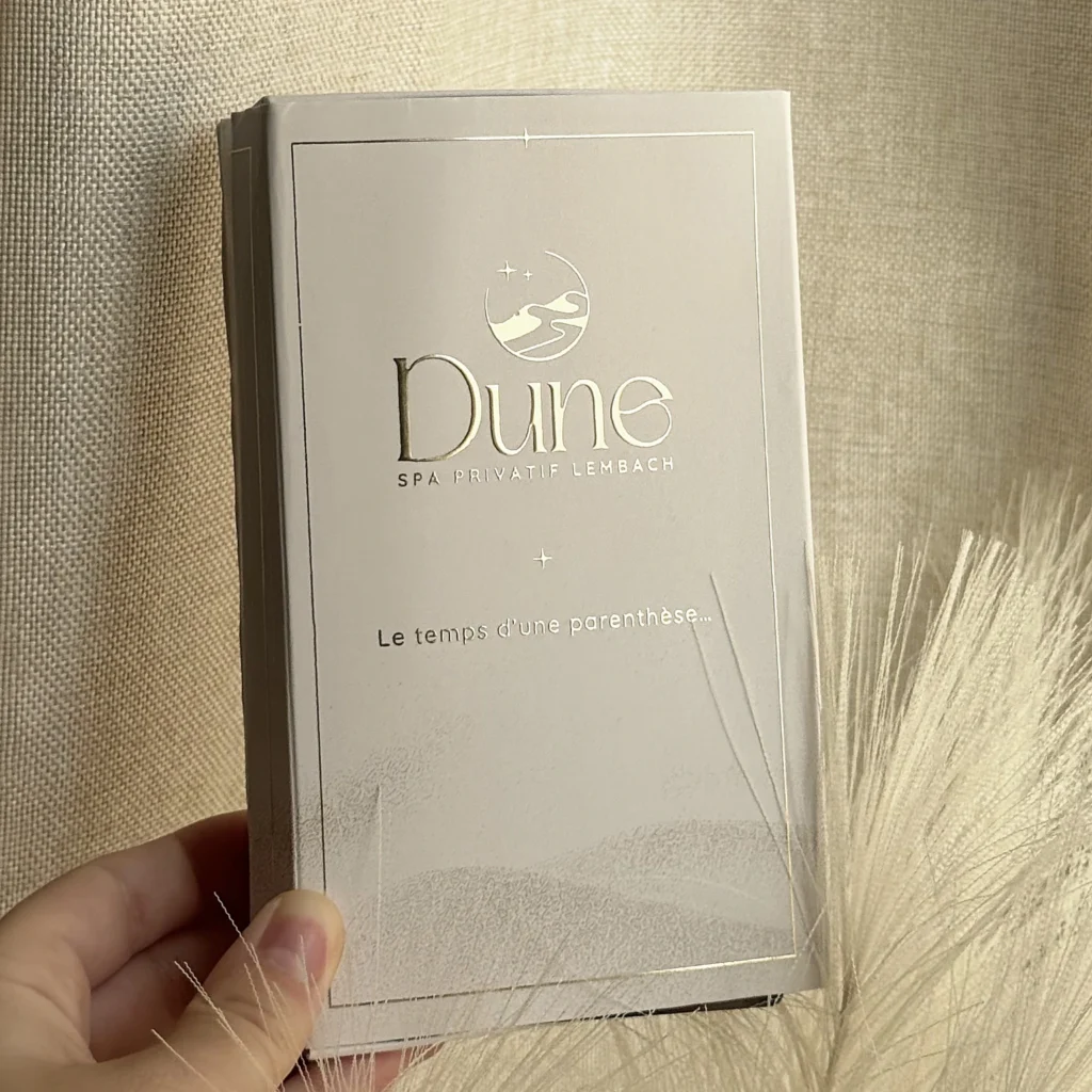 Coffret cadeau Dune Spa tenu en main