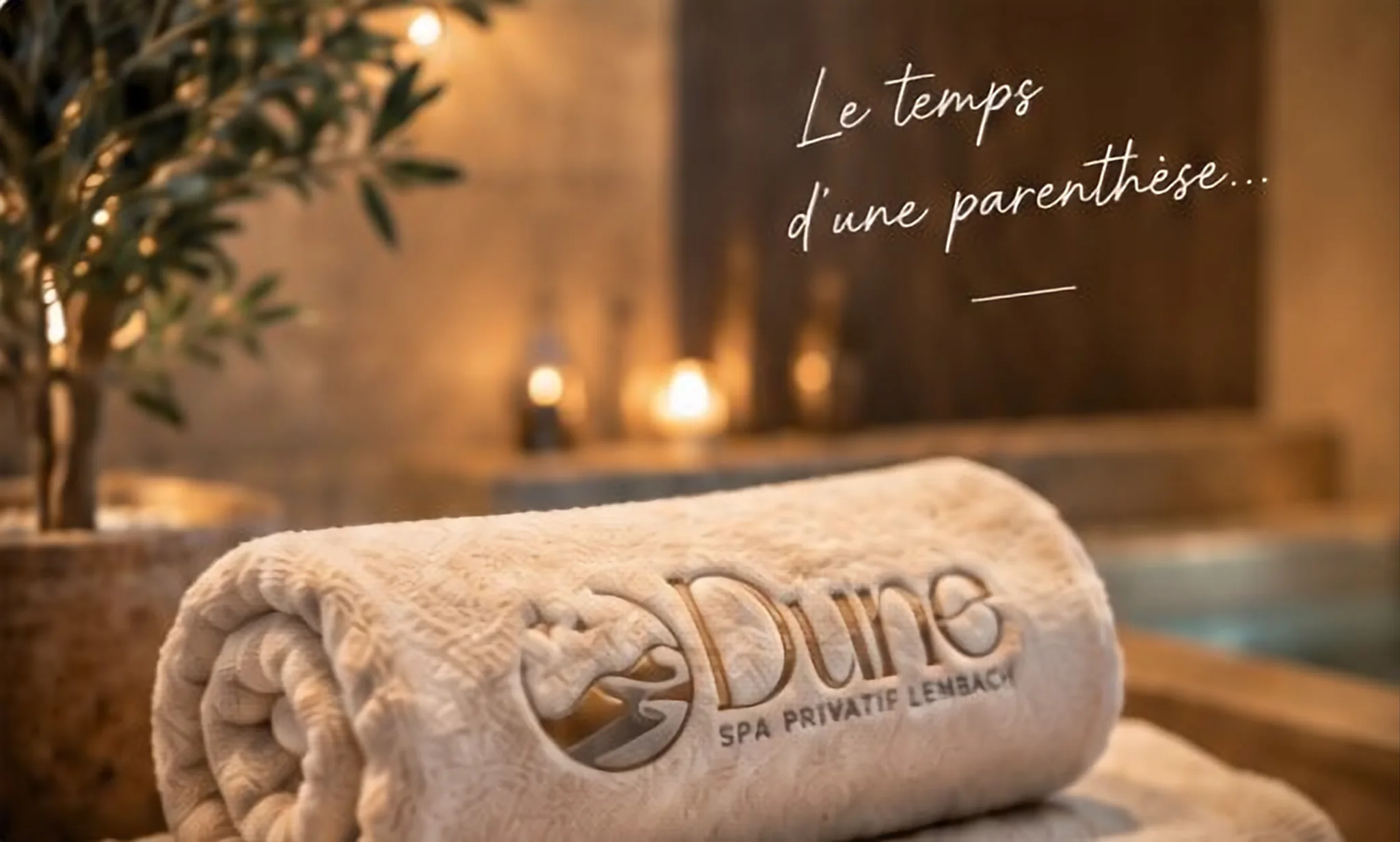 Serviette brodée Dune Spa à la lueur des bougies